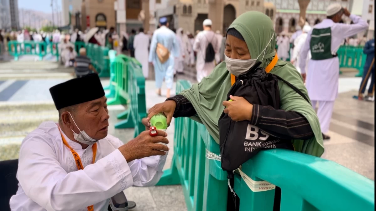 Kisah Romantis Jemaah Haji Menemani Suami Lansia dan Disabilitas saat Ibadah di Tanah Suci