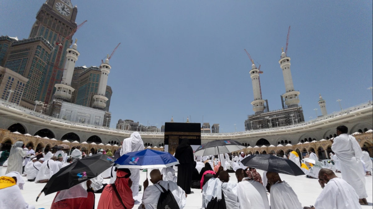 Berduyun Mengalir Calon Jemaah Haji Menyaksikan Matahari Tepat di Atas Ka’bah