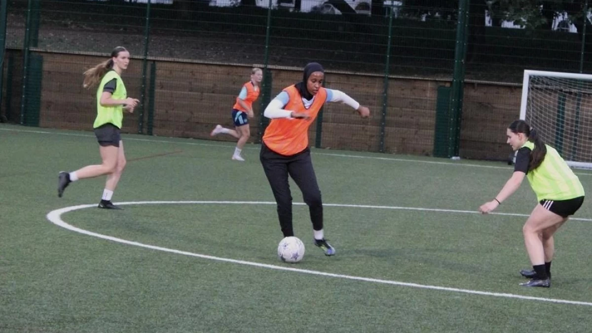 Buntut Insiden Pelarangan Iqra Ismail, FA Akhirnya Izinkan Pesepakbola Muslimah Kenakan Pakaian Syar’i