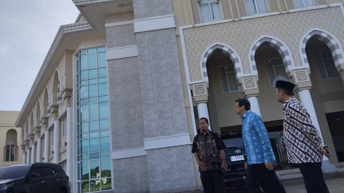 Irjen Kemenag Faisal Ali Hasyim Tinjau Kesiapan Asrama Haji Indramayu