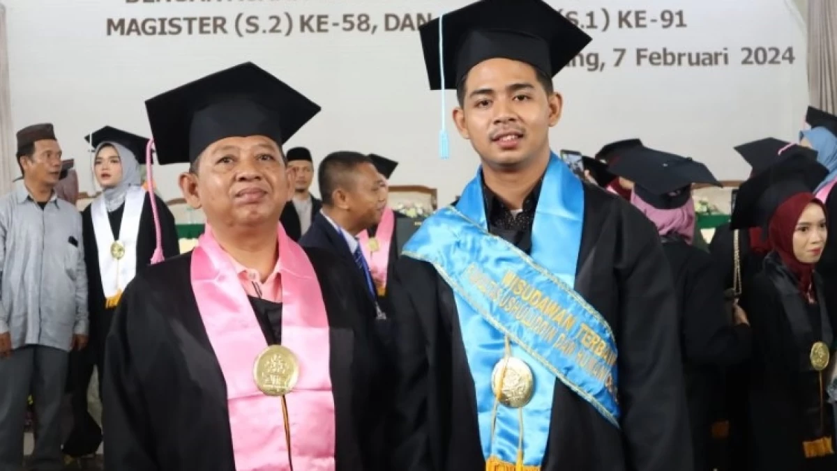 Momen Ayah dan Anak Wisuda Bersama di UIN Walisongo Semarang