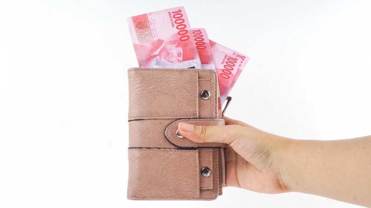 Bolehkah Istri Mengambil Uang di Dompet Suami?
