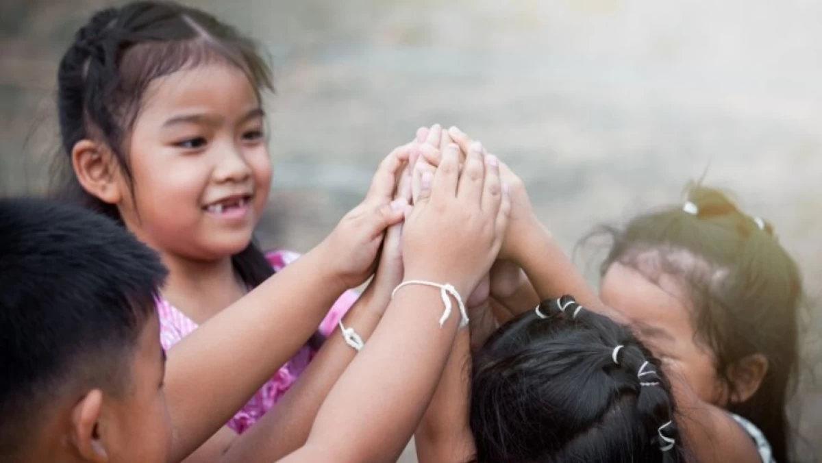 Apa Hukumnya Menyantuni Anak Yatim Non-Muslim?