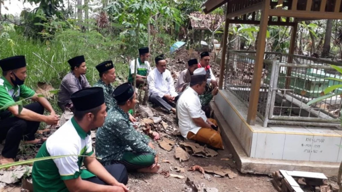 Keutamaan Ziarah dan Membaca Surat Yasin di Makam Orang Tua