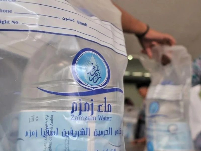Kemenhaj Ingatkan Jemaah Haji Tak Bawa Zamzam dalam Koper