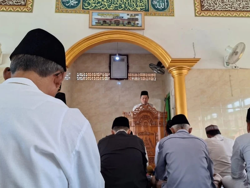 Hukum Mendengarkan Khutbah Jumat Sambil Merokok