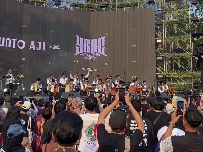 Kunto Aji dan YKHC Guncang Synchronize Fest 2025 Lewat Sholawat Tibbil Qulub