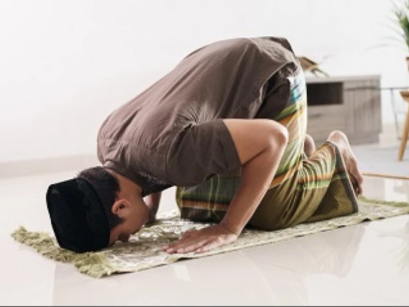 Hukum Rambut Menutupi Dahi saat Sholat, Sah atau Tidak?