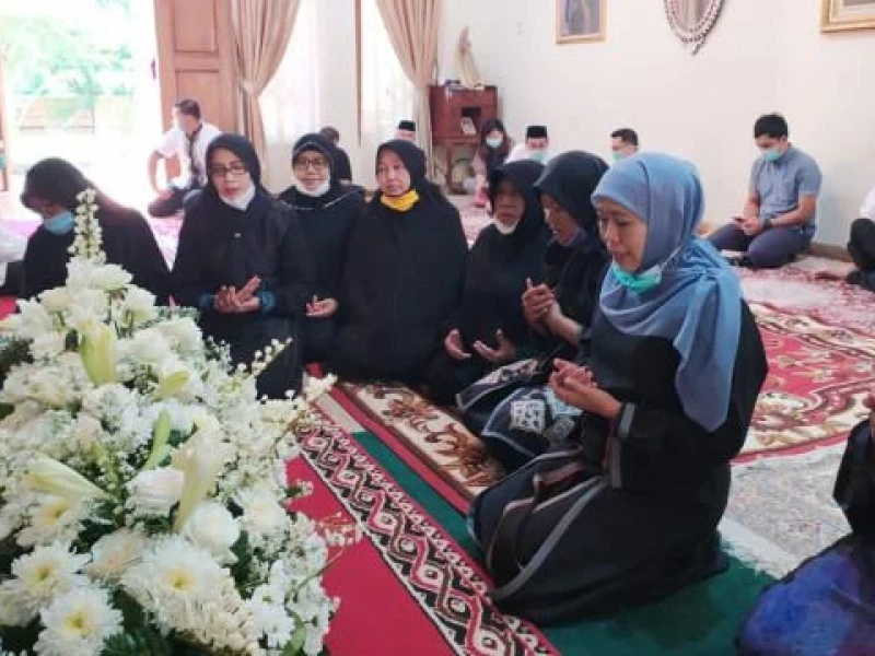 Hukum Berpakaian Serba Hitam Saat Berkabung