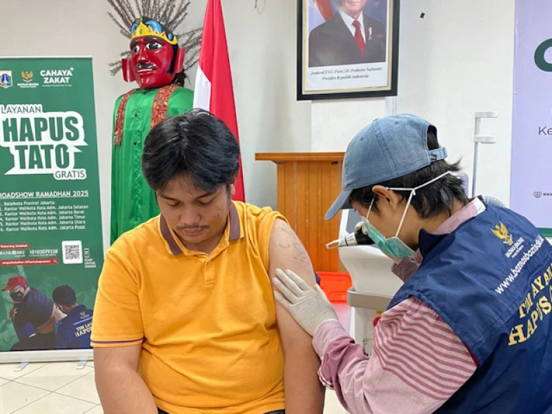 Hapus Tato Gratis di Masjid Sunda Kelapa Semarakkan Ramadan 1447 H di Jakarta