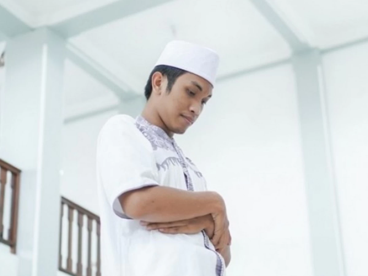 Sholat Sendiri Khusyuk, Berjamaah Tak Khusyuk, Utama yang Mana?
