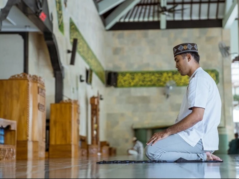 Bolehkah Tunaikan Sholat Tarawih Sambil Duduk?