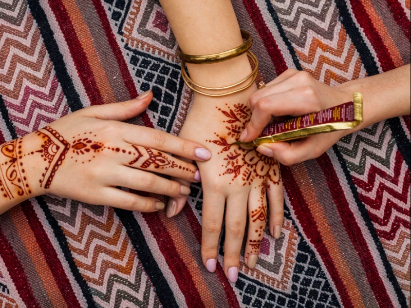 Sahkah Wudhu Wanita Pengguna Kutek Atau Henna?