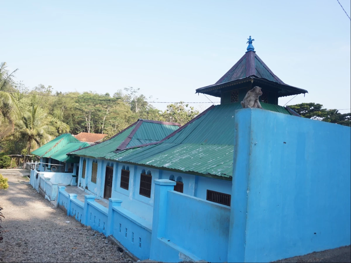 Masjid Saka Tunggal Desa Cikakak, Tempat Komunitas Muslim Aboge Menggelar Tiga Lebaran secara Damai