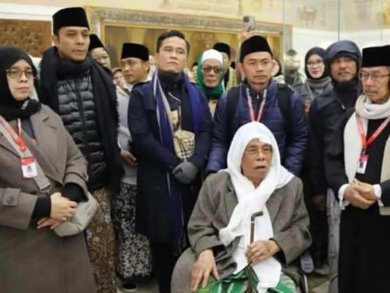 Saat Ulama Kharismatik KH Nurul Huda Jazuli Pimpin Khatam Sahih Bukhari di Makam Imam Bukhari di Uzbekistan