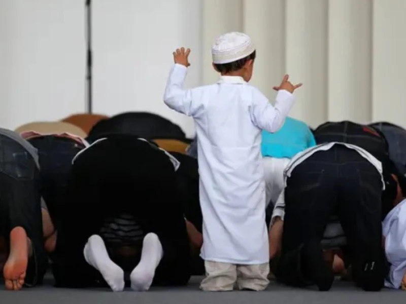 Hukum Membawa Anak ke Masjid saat Tarawih