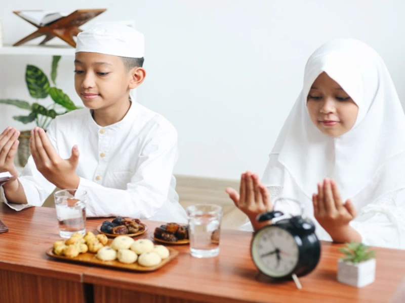 4 Cara Sahabat Nabi Latih Anak Berpuasa