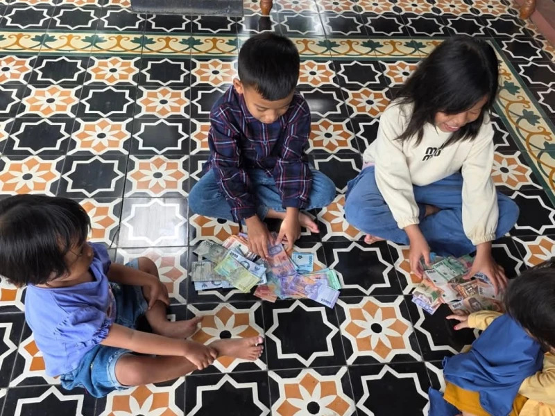 Orang Tua Kuasai Angpau Lebaran Anak, Termasuk Mencuri?