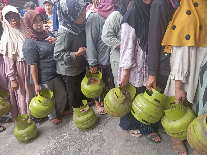 Antre Gas elpiji 3 Kg Berjam-jam, Bolehkah Menjamak Sholat?