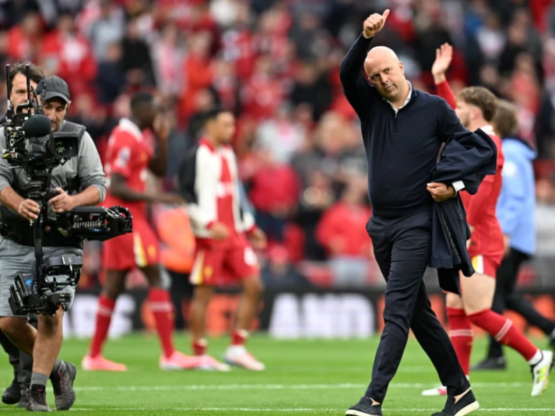 Liverpool Terpuruk, Slot Tegaskan Bertahan di Anfield