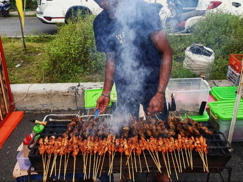 Menghirup Asap Aroma Sate Dibakar, Batalkan Puasa?