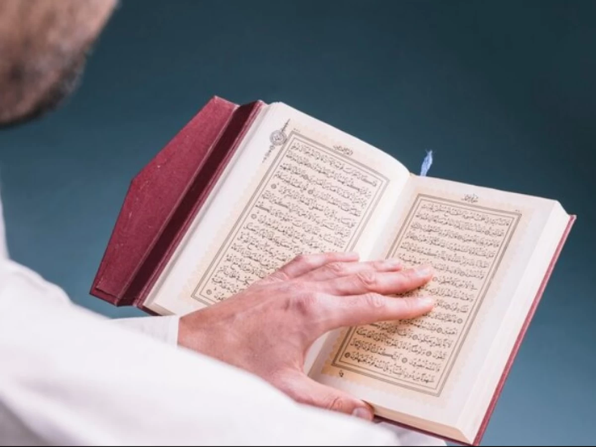 Bolehkah Membawa dan Membaca Mushaf Qur'an saat Sholat?