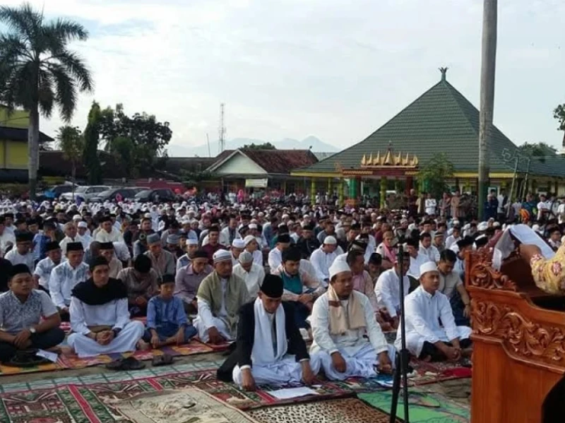 Utama Mana, Pakai Baju Baru atau Putih Saat Sholat Idul Fitri?