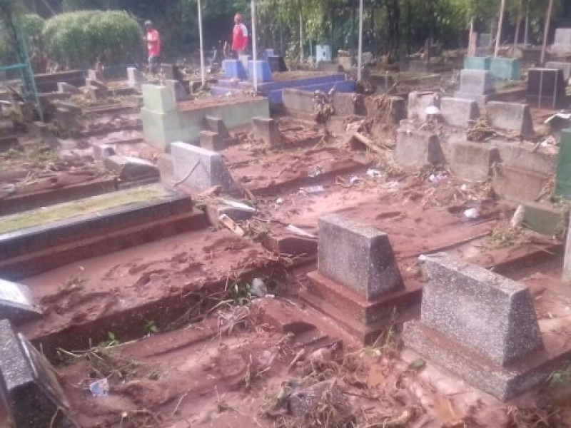 Bolehkah Memindah Makam karena Tergerus Banjir?