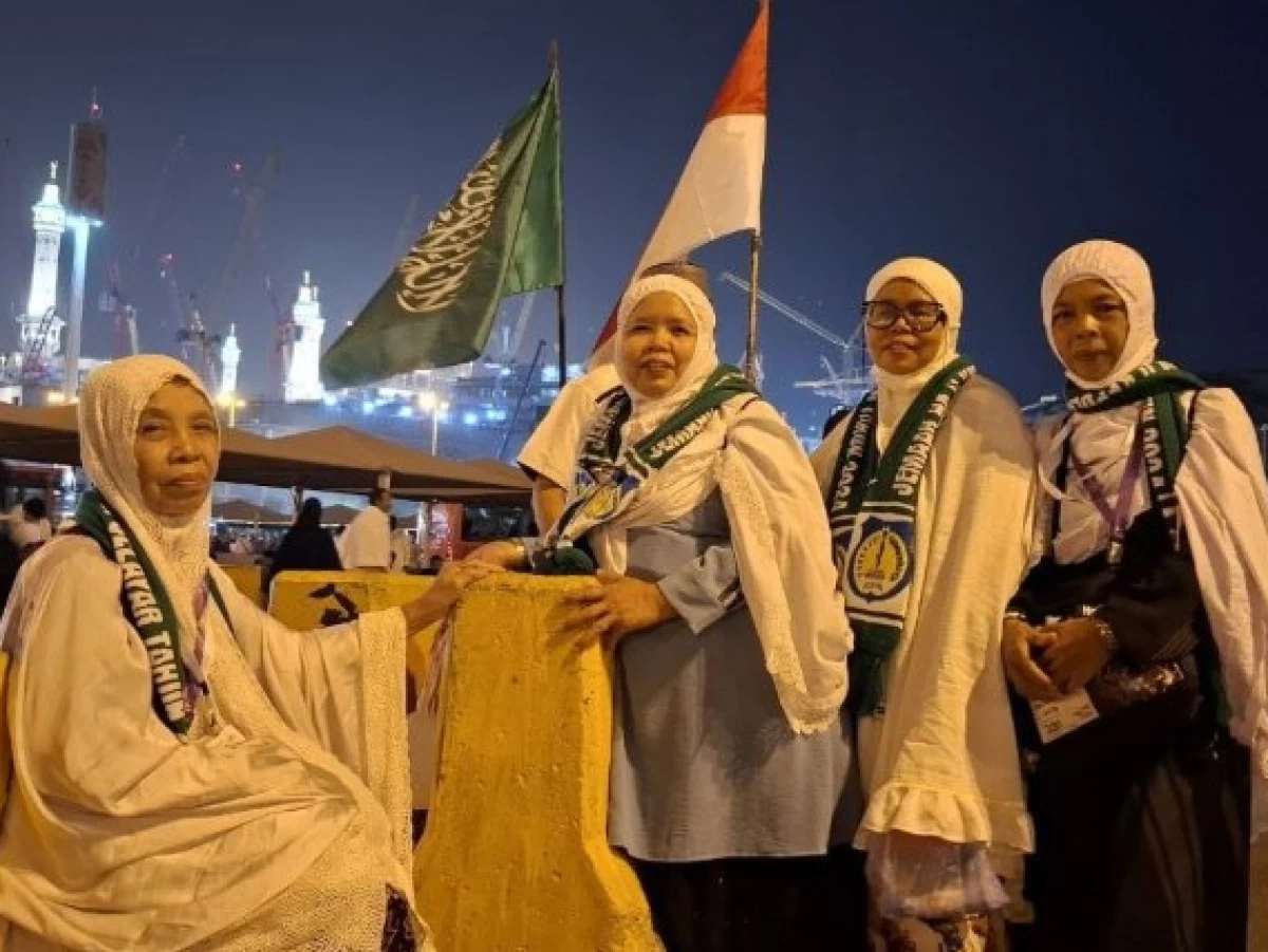Nenek Bau Intan dan Tangisannya di Depan Kakbah