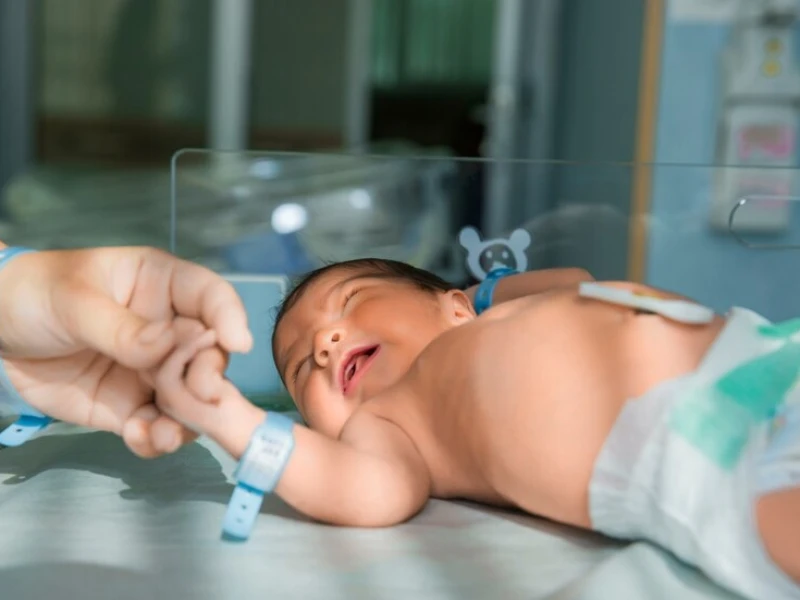 Apakah Wajib Mengadzani Bayi yang Baru Lahir?