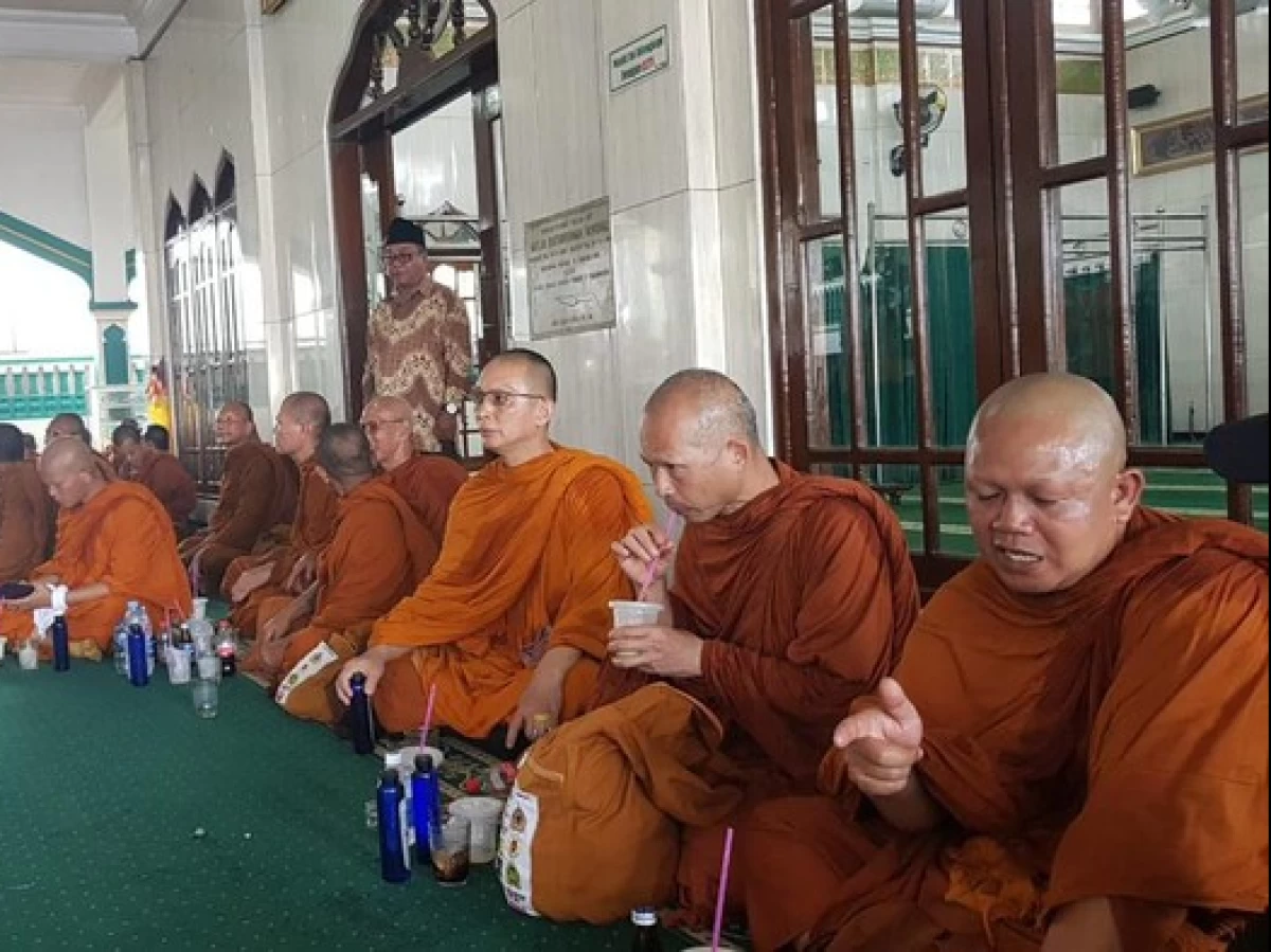 Viral Biksu Thudong Numpang Istirahat di Masjid, Bagaimana Hukum Non-Muslim Masuk Masjid?