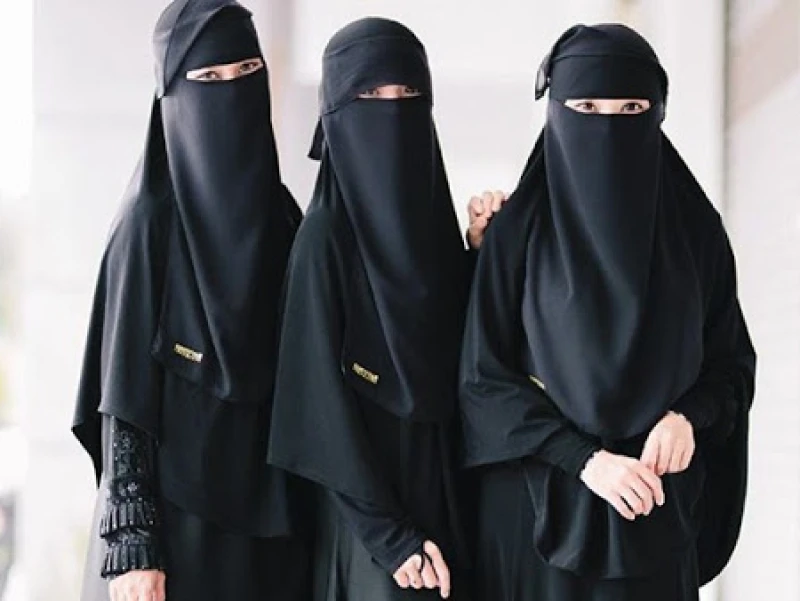 Bolehkah Perempuan Memakai Cadar Saat Ihram?