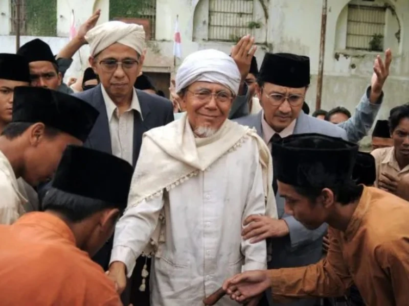 Hukum dan Keutamaan Mencium Tangan Ulama dalam Islam