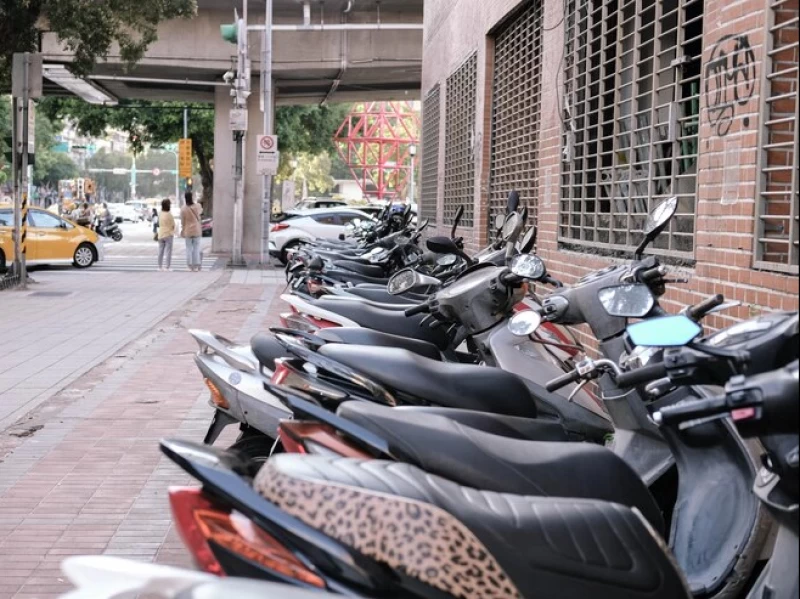 Bolehkah Duduk di Atas Motor Orang yang Sedang Diparkir?
