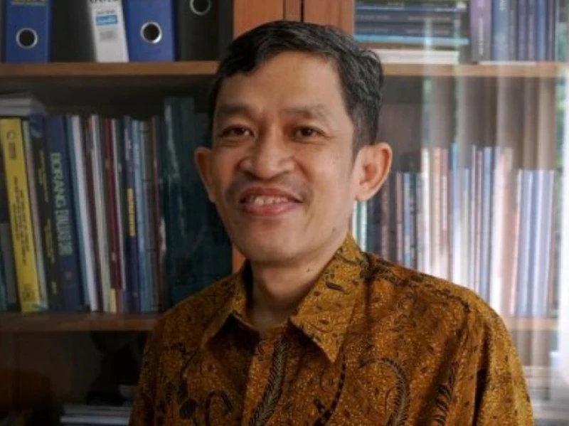 Hidup Sederhana Hati Bahagia; Filosofi Minimalisme ala Sokrates hingga Gandhi