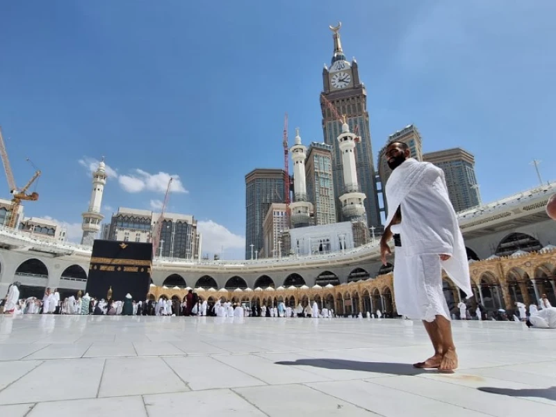 Berfoto di Depan Ka'bah: Hukum, Adab, dan Batasannya