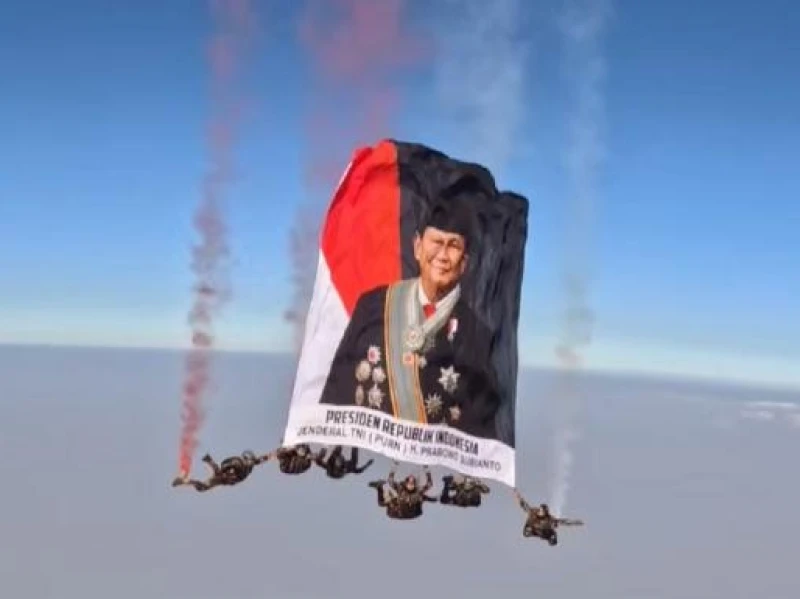 Foto Prabowo Terbentang di Angkasa, Warganet: Ini HUT Indonesia atau Presiden?