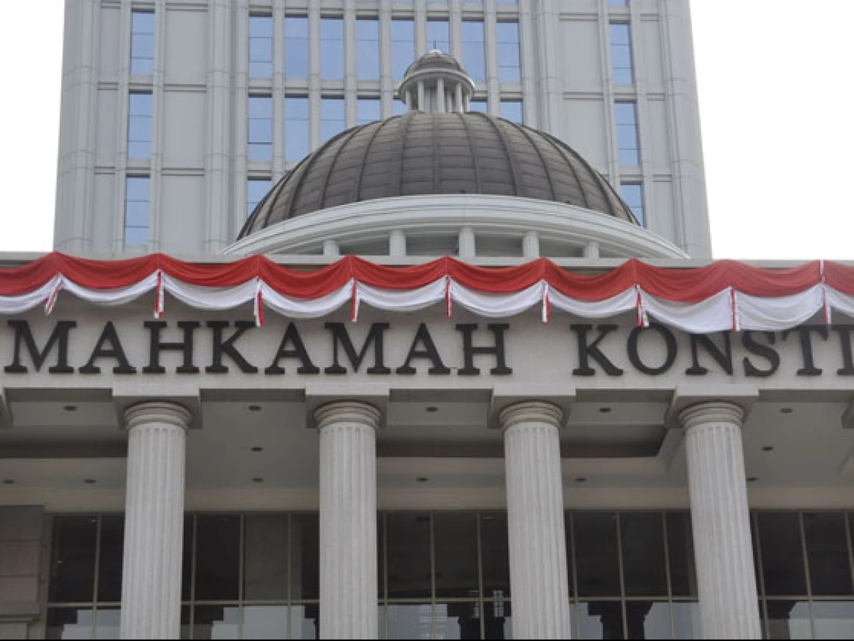 Mahkamah Konstitusi dan Rangkaian Putusan Janggalnya