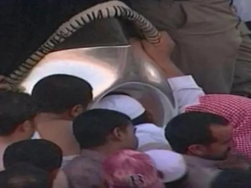 Cara dan Adab Mencium Hajar Aswad saat Berdesakan