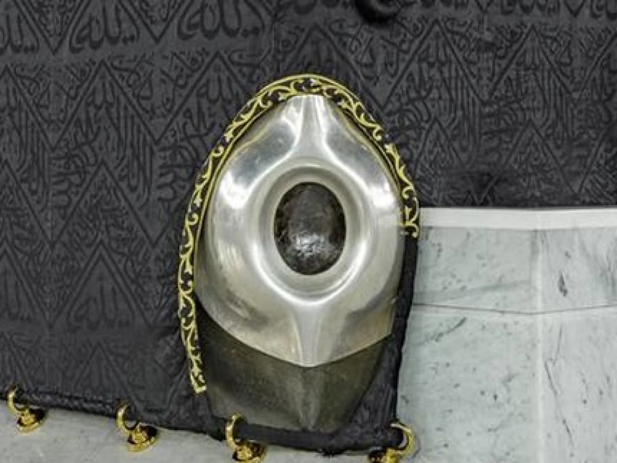 Inilah Dalil Mencium Hajar Aswad