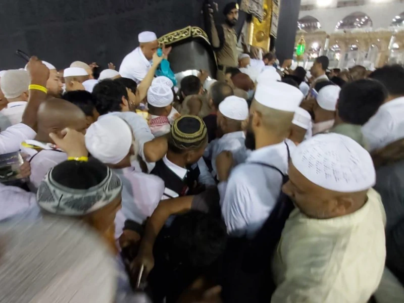 Larangan Paksakan Diri Desak-desakan Mencium Hajar Aswad