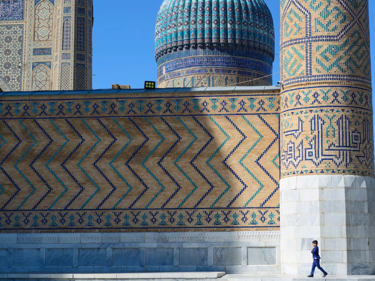 Samarkand: Makam, Bait Puisi dan Novel