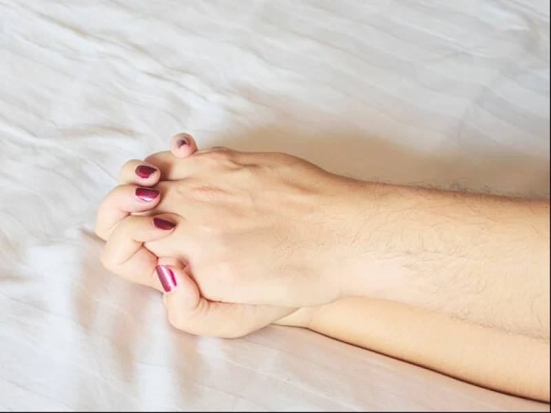 Hubungan Seks Suami-Istri sambil Bayangkan Orang Lain, Bolehkah?