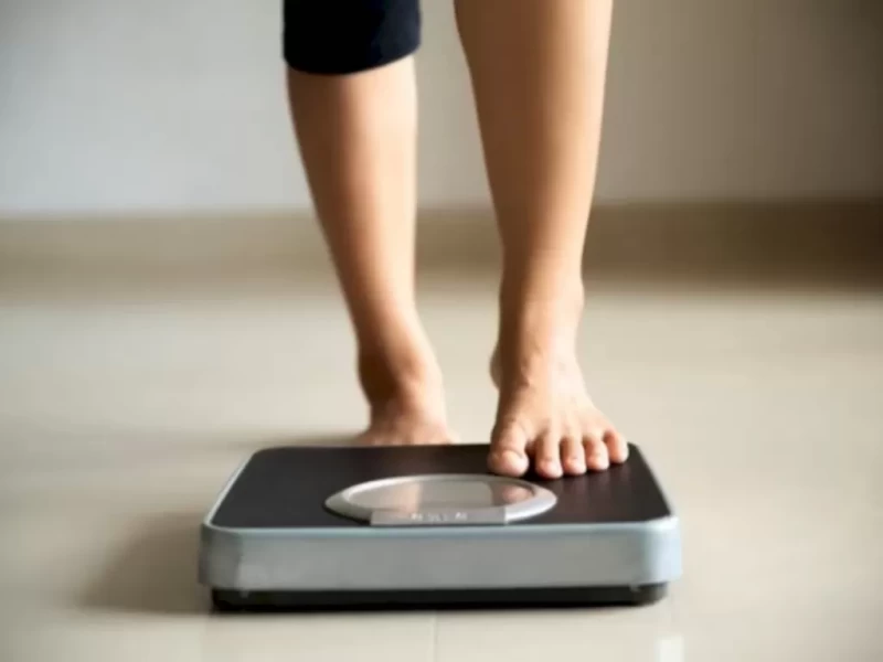 6 Tips Menjaga Berat Badan Ideal Saat Liburan