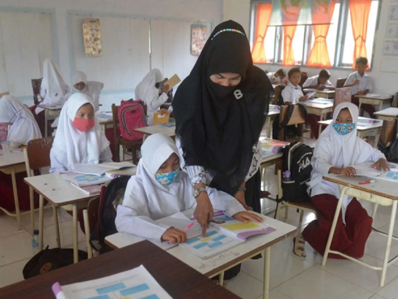 Mendikdasmen Sebut Mulai 2025 Guru ASN Bisa Mengajar di Sekolah Swasta
