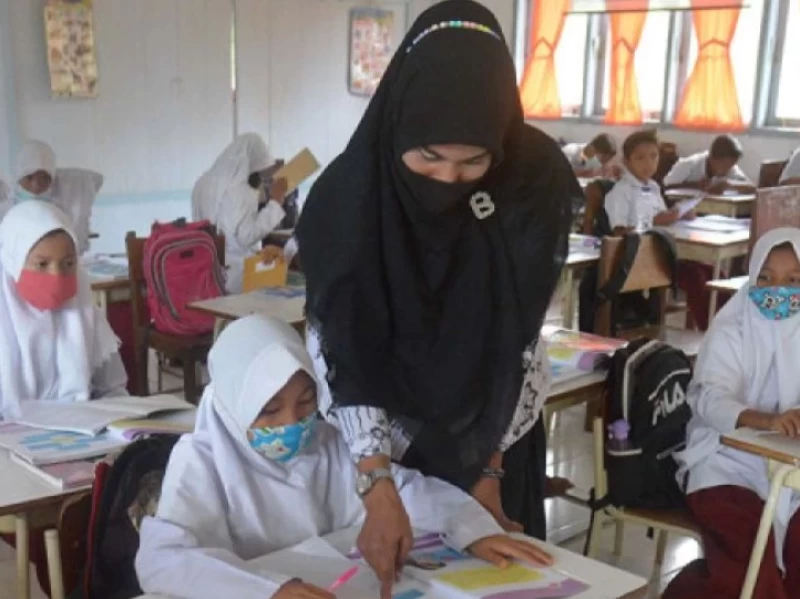 Membaca Puisi Sanggu Guti Ru di Momen Perayaan Hari Guru Nasional 2024