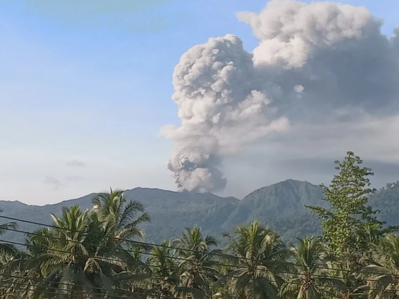 Gunung Dukono Meletus Hari Ini dan Dampak Negatif Letusan