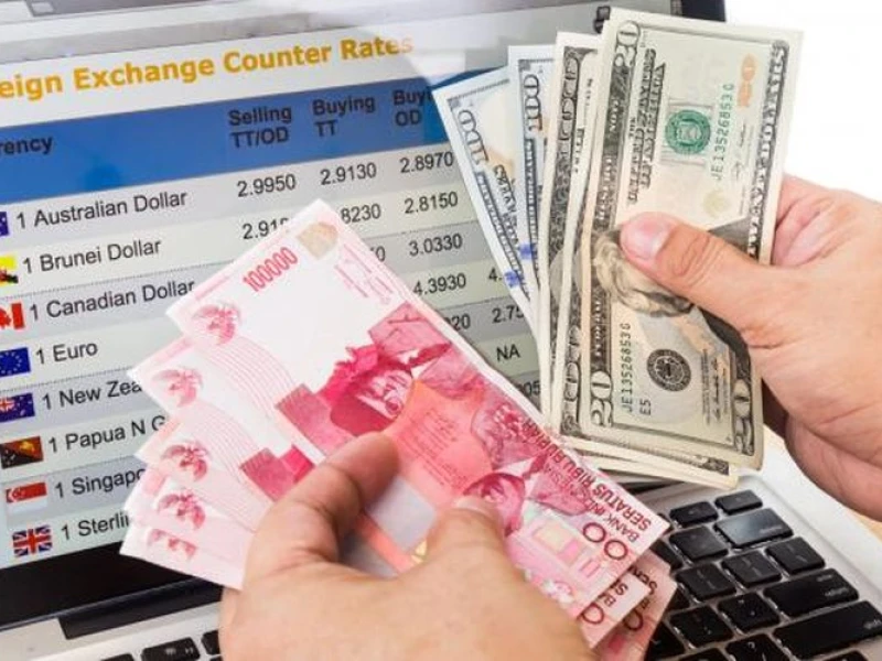 Nilai Tukar Rupiah Melemah, Ekonom Wanti-Wanti Ancaman Inflasi Hingga Gelombang PHK