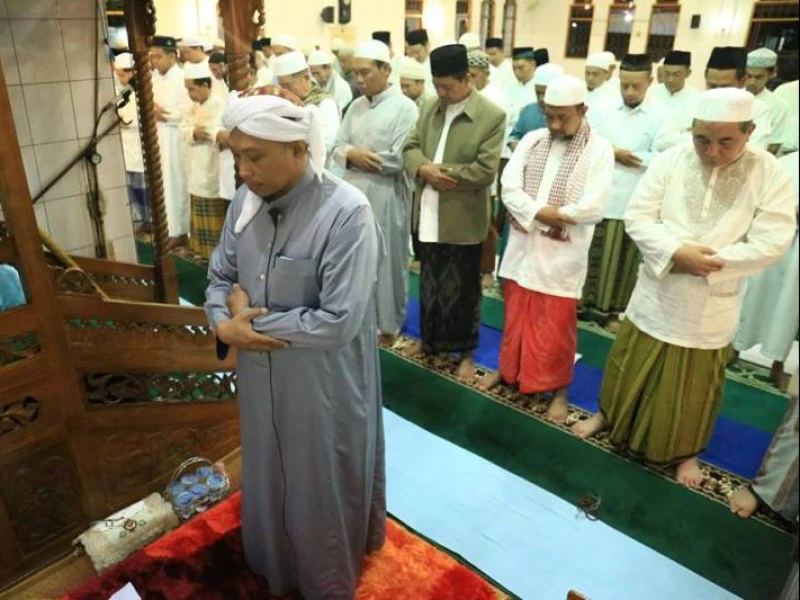 Lebih Utama Siapa Jadi Imam Sholat, Ahli Fiqih atau Hafiz Qur’an?