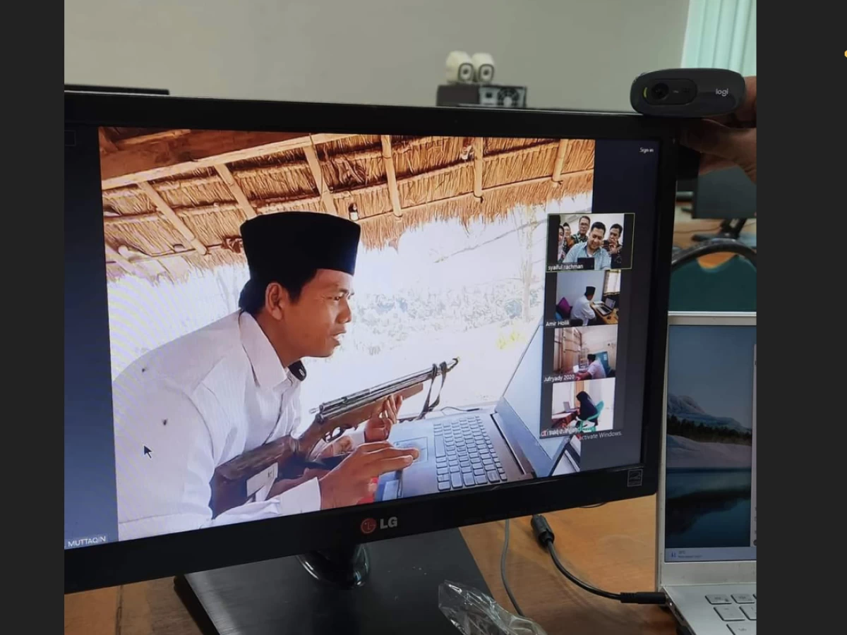 Lika-Liku Peserta Ujian PPG: Dibantu Cucu hingga Menenteng Senapan Laras Panjang